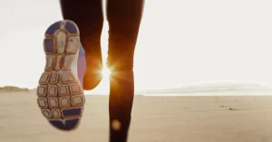 pies de un atleta corriendo